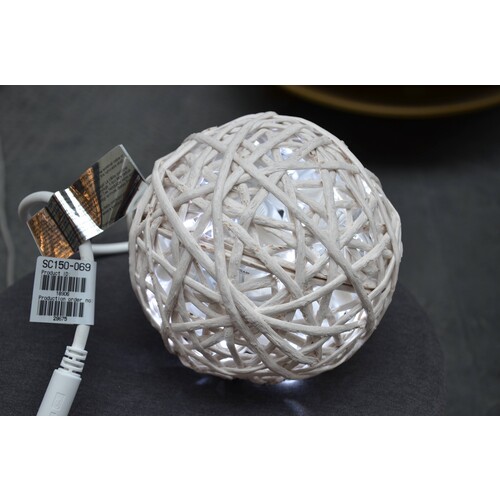 150-069 MK Schurrer Organic LED Ball DM17 White Produktbild Front View L