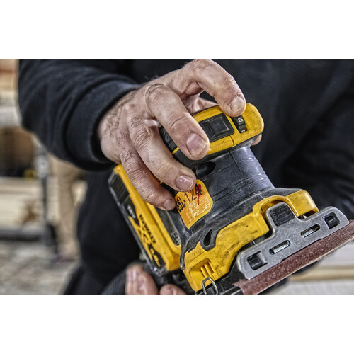 DCW200NT-XJ DeWalt DCW200NT Akku Vibrationsschleifer, 18 V Produktbild Additional View 2 L